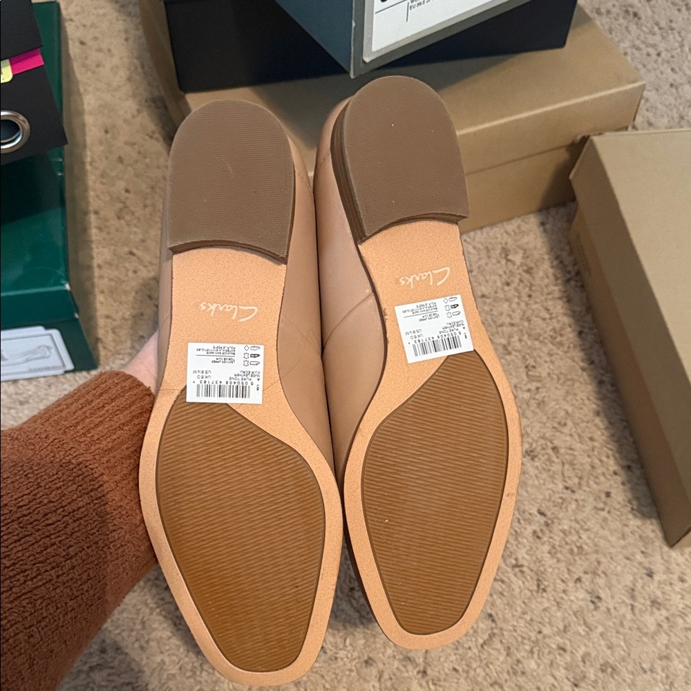 Clarks Women's Beige Flats - Picture 4 of 4